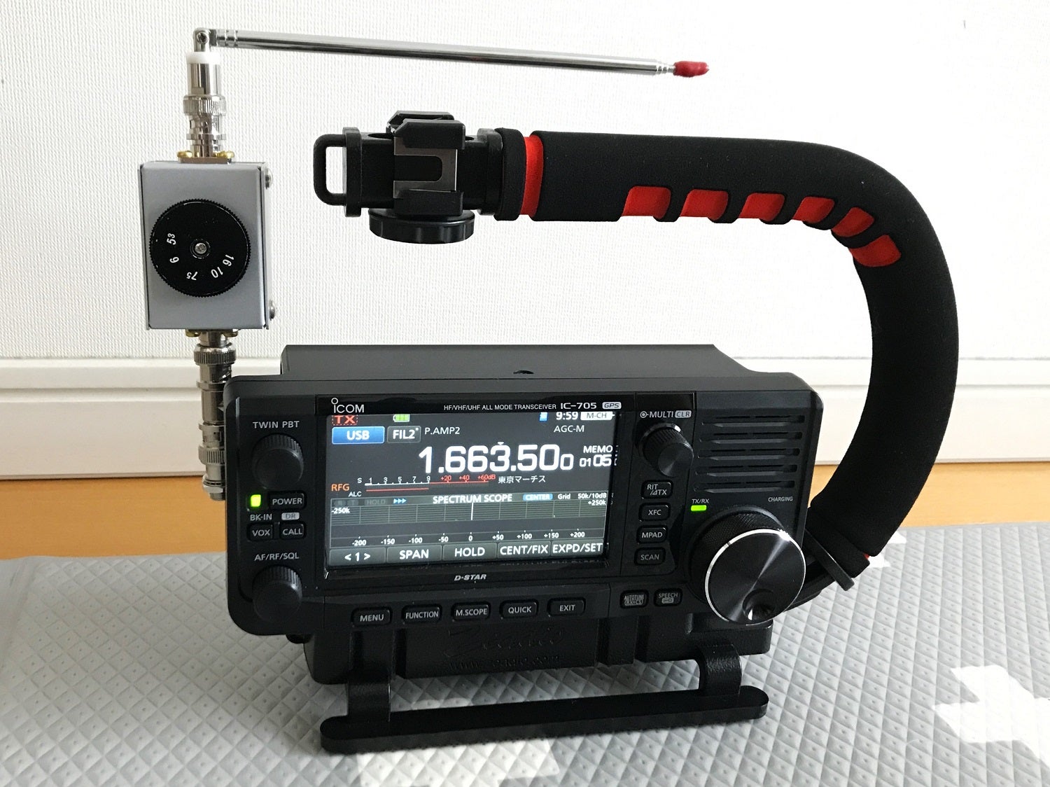 ICOM IC-705 ハンドグリップとアンテナ端子の工夫 | ピクルス卸問屋の