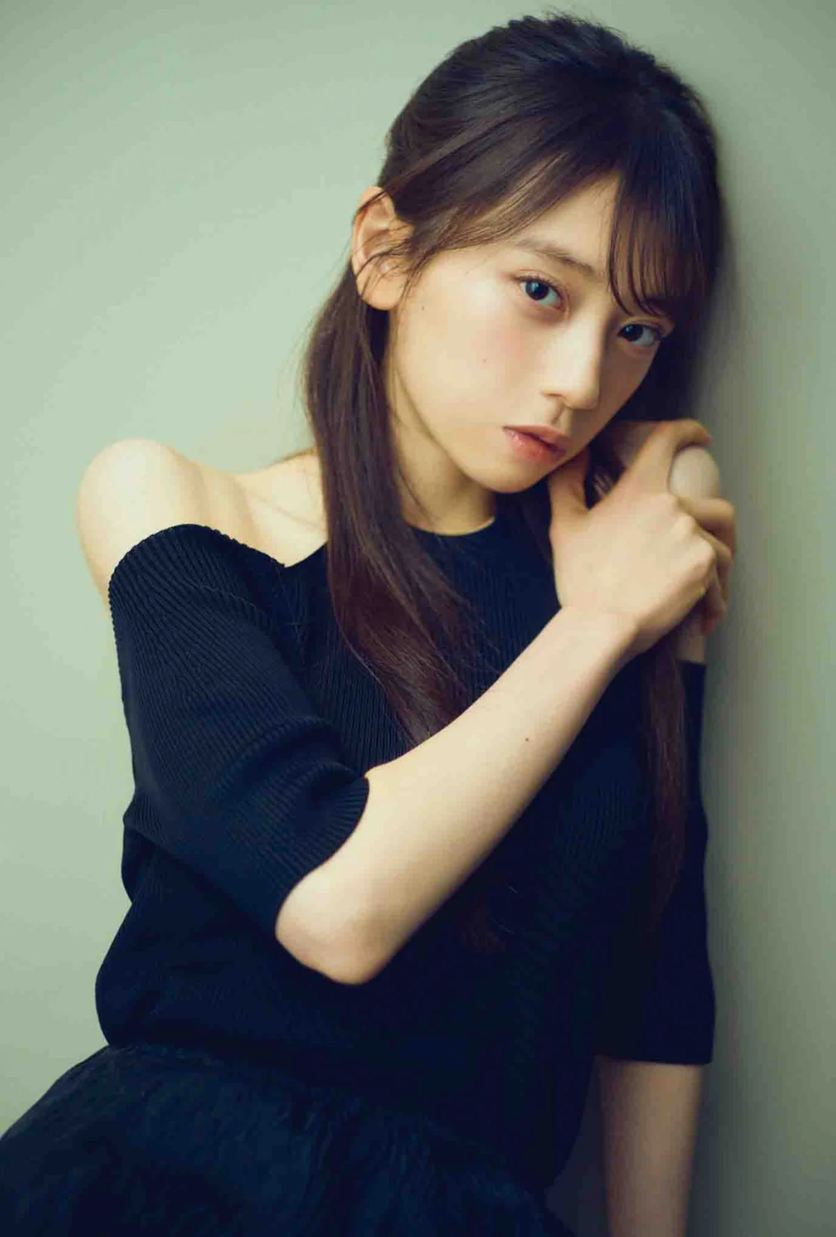 乃木坂46・6期生センター矢田萌華、ソロ初表紙を飾る 圧倒的ビジュアル