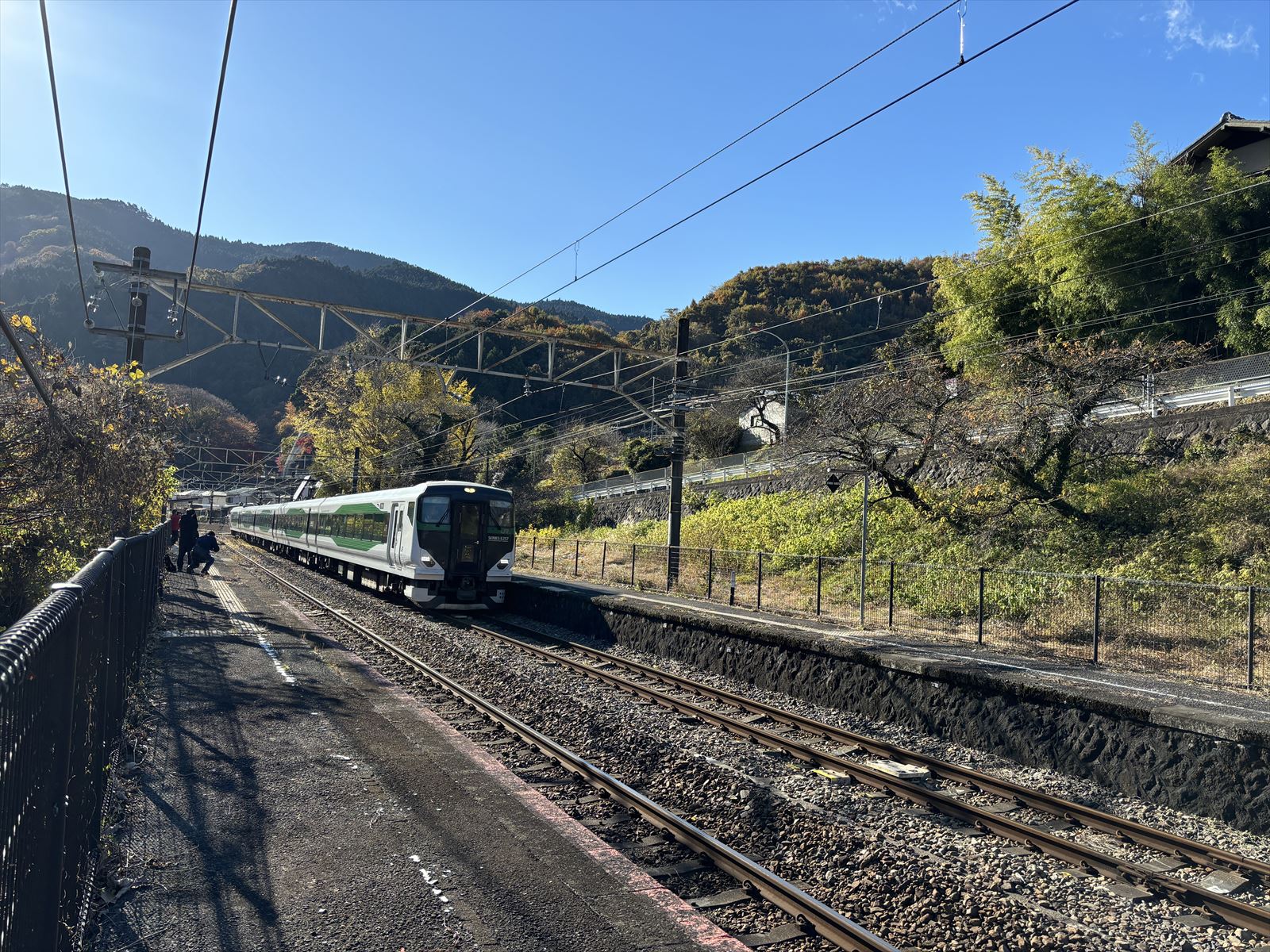 奇跡の3並び」でお祭り騒ぎ】E257系初入線の御殿場線90周年記念号