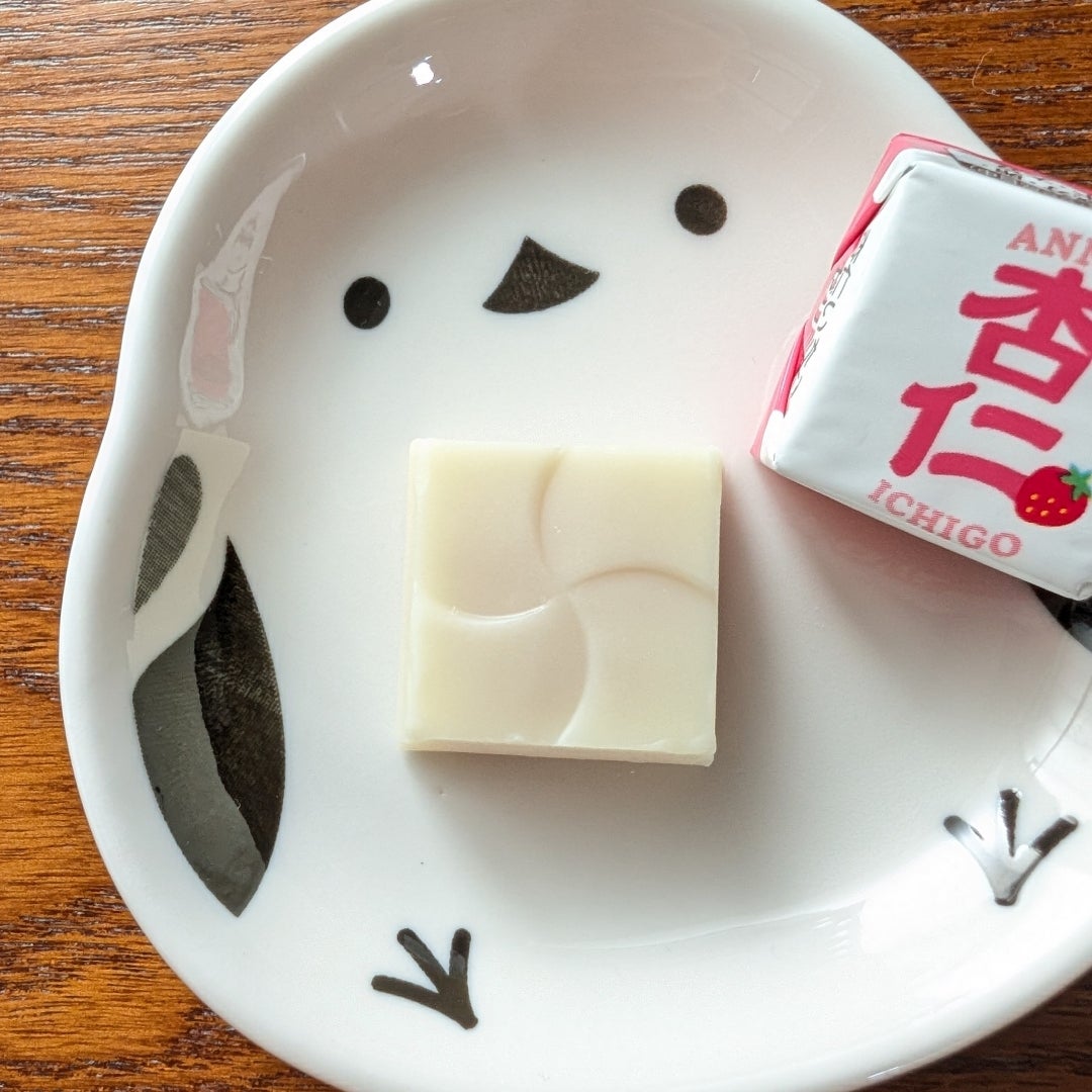 季節限定「チロルチョコ 杏仁いちごゼリー」しっかり杏仁♪麻雀牌の