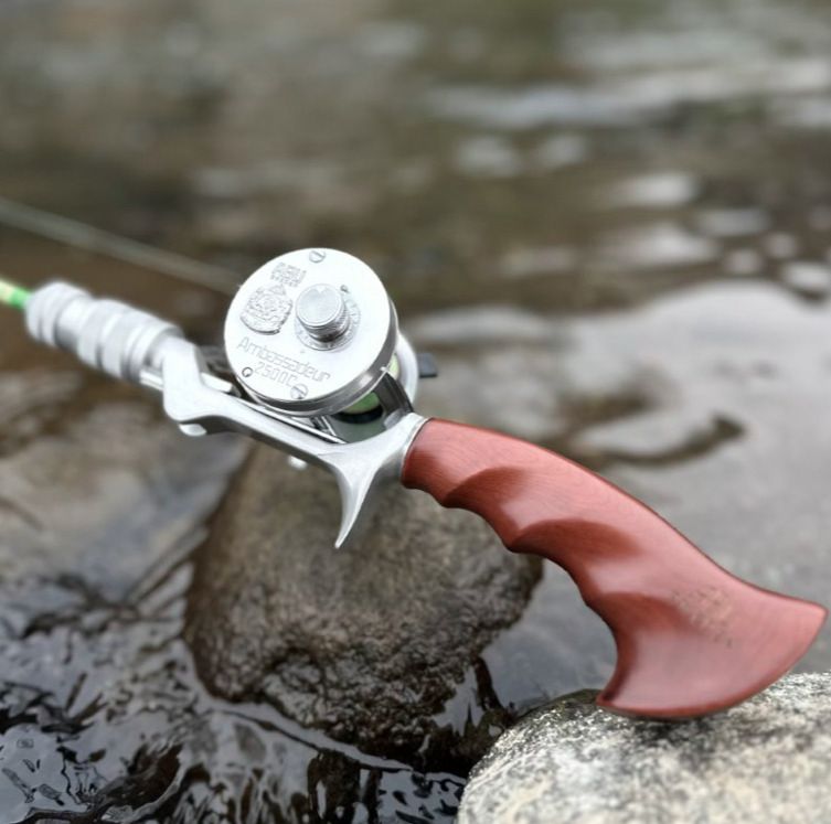 アルミマシンカットオフセットリールシート採用の木製ガングリップ