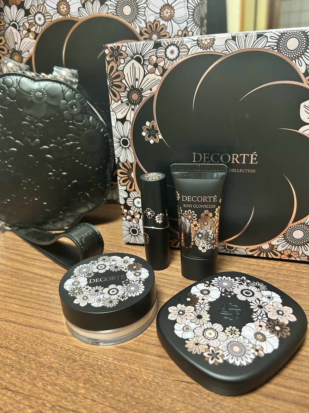 コスメデコルテ 2025クリスマスコフレ「Eternal Bloom」の開封レビュー