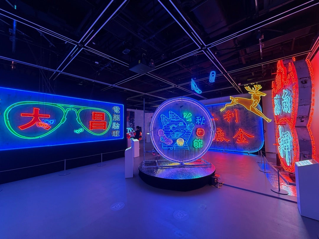 香港雑貨も豊富！実物の香港ネオン看板が並ぶ深水埗の「Luminous Neon