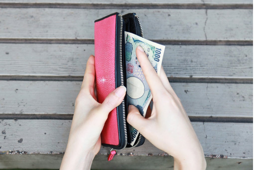 希少素材「海の宝石」と呼ばれるスティングレイ(エイ革)を使用した強度