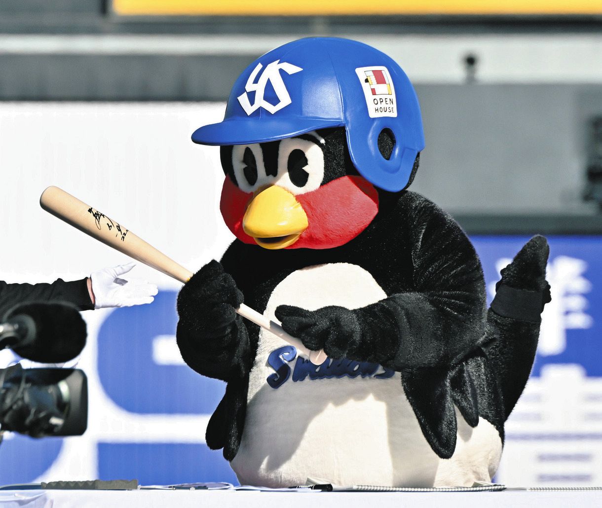 写真】つば九郎、落合さんサイン入りバットをゲット：中日スポーツ