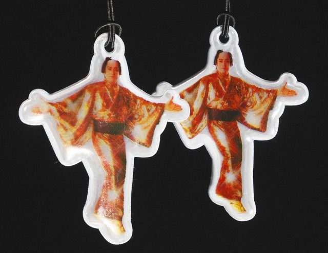 スターの輝きで交通事故撲滅！ 「マツケン」反射材、県がストラップ