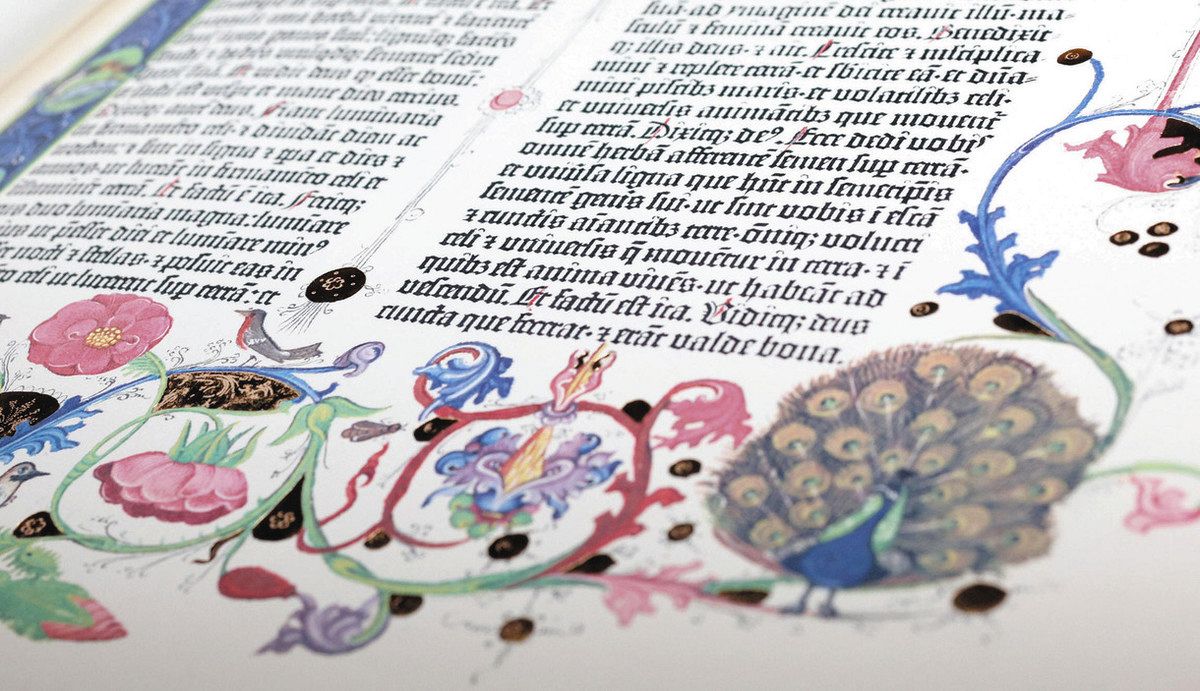 世界初の活版印刷聖書、透かしや挿絵楽しんで 県図書館が完全複製を