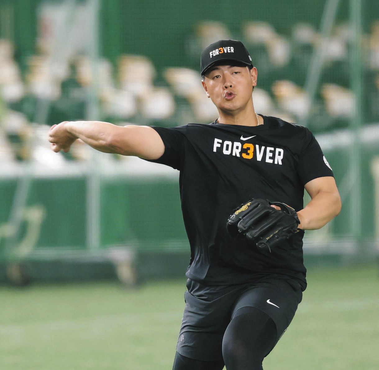 巨人・試合前練習で「FOR3VER」のTシャツ着用 「長嶋茂雄終身名誉監督