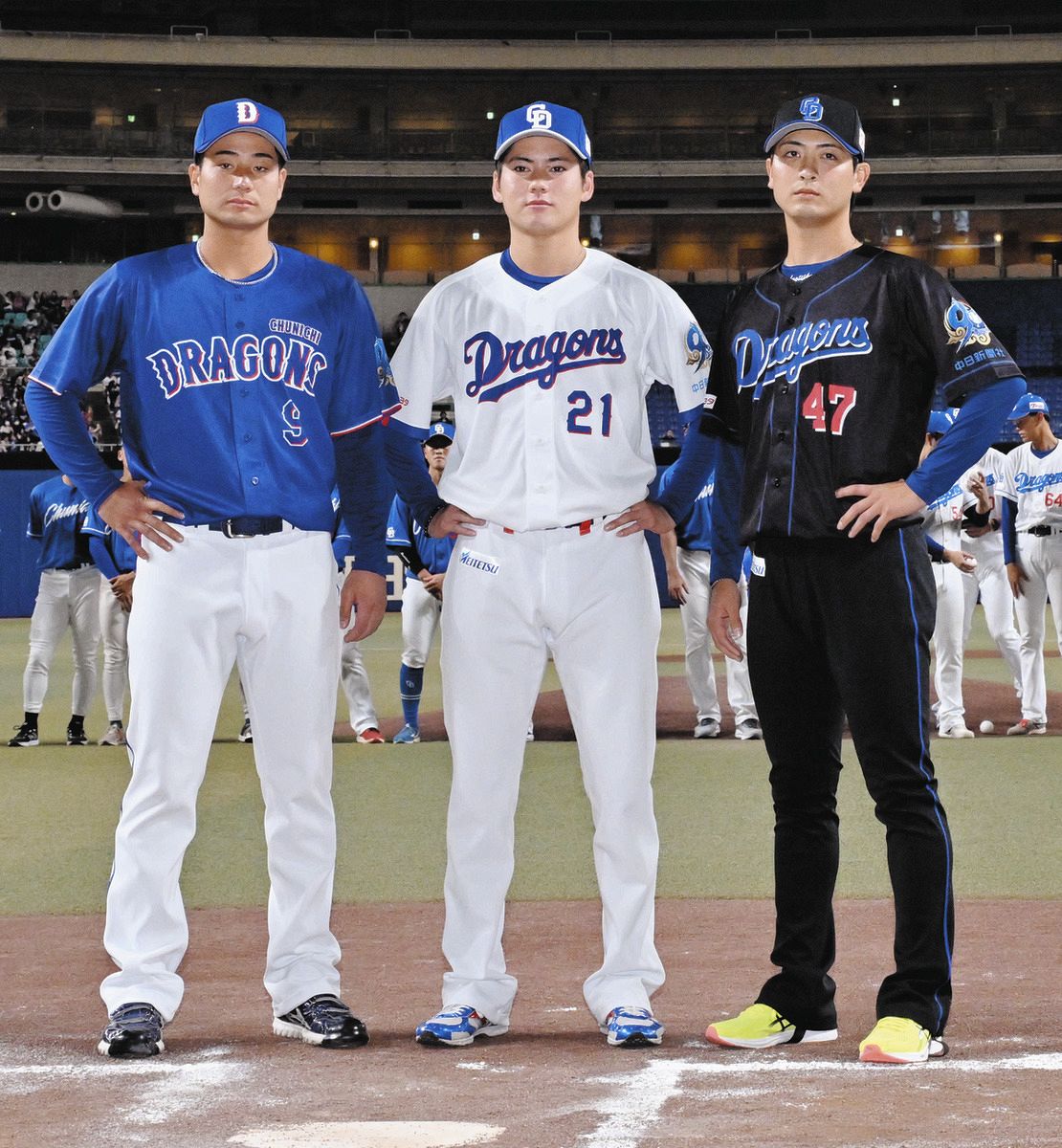 中日、ファンの前で新ユニホーム発表 ホーム用は青と赤を組み合わせ