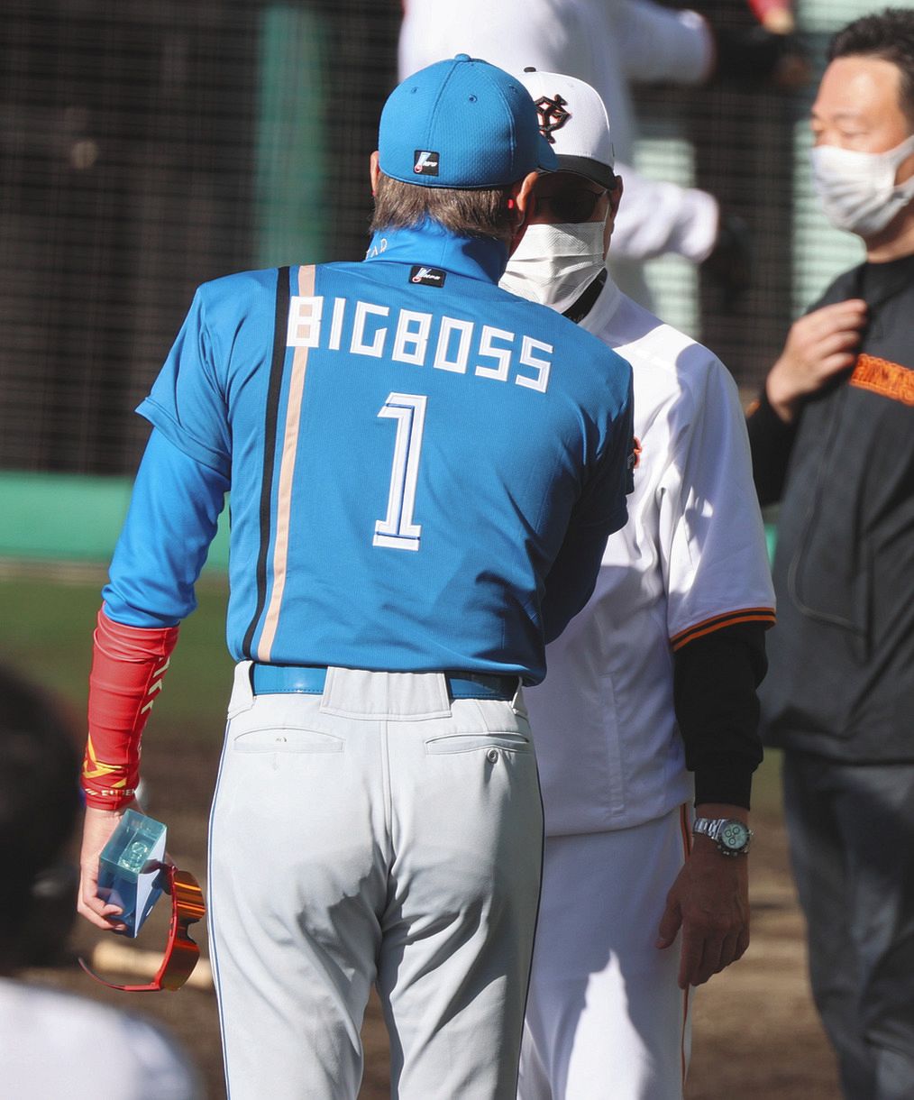 日本ハム】新庄監督、「BIGBOSS」ユニホームで登場 公式戦では着用