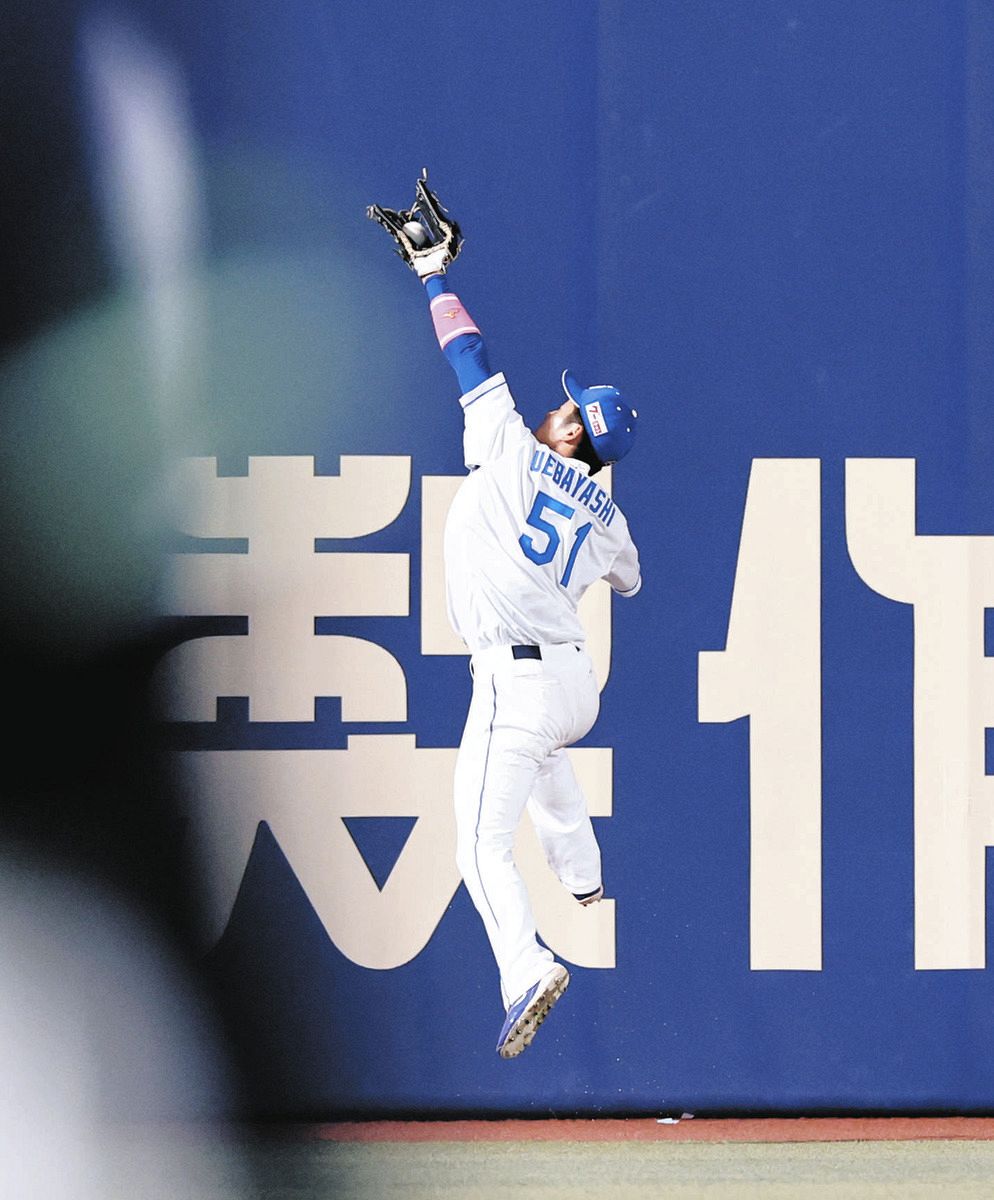 中日・上林誠知、4回2死満塁のピンチで背走ジャンプ美技 フェンス激突