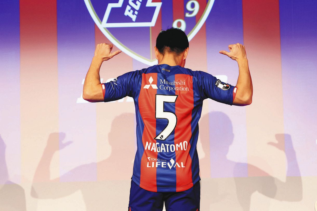 FC東京】お祭り男長友が乱入「バチバチですね」新体制発表会で後輩