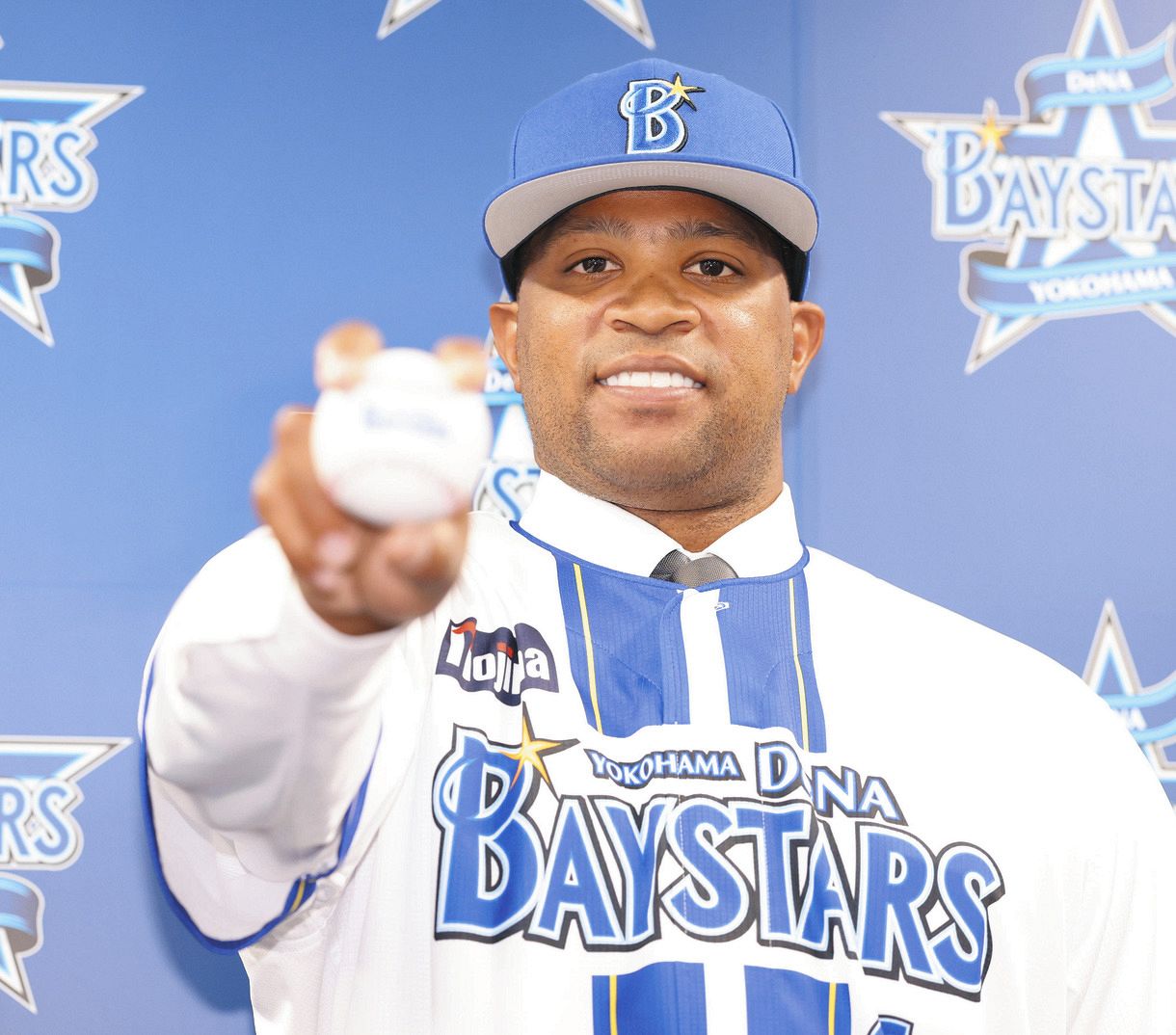 似合う!?…ビシエド、DeNAの「66番」ユニに袖を通し笑顔【写真複数