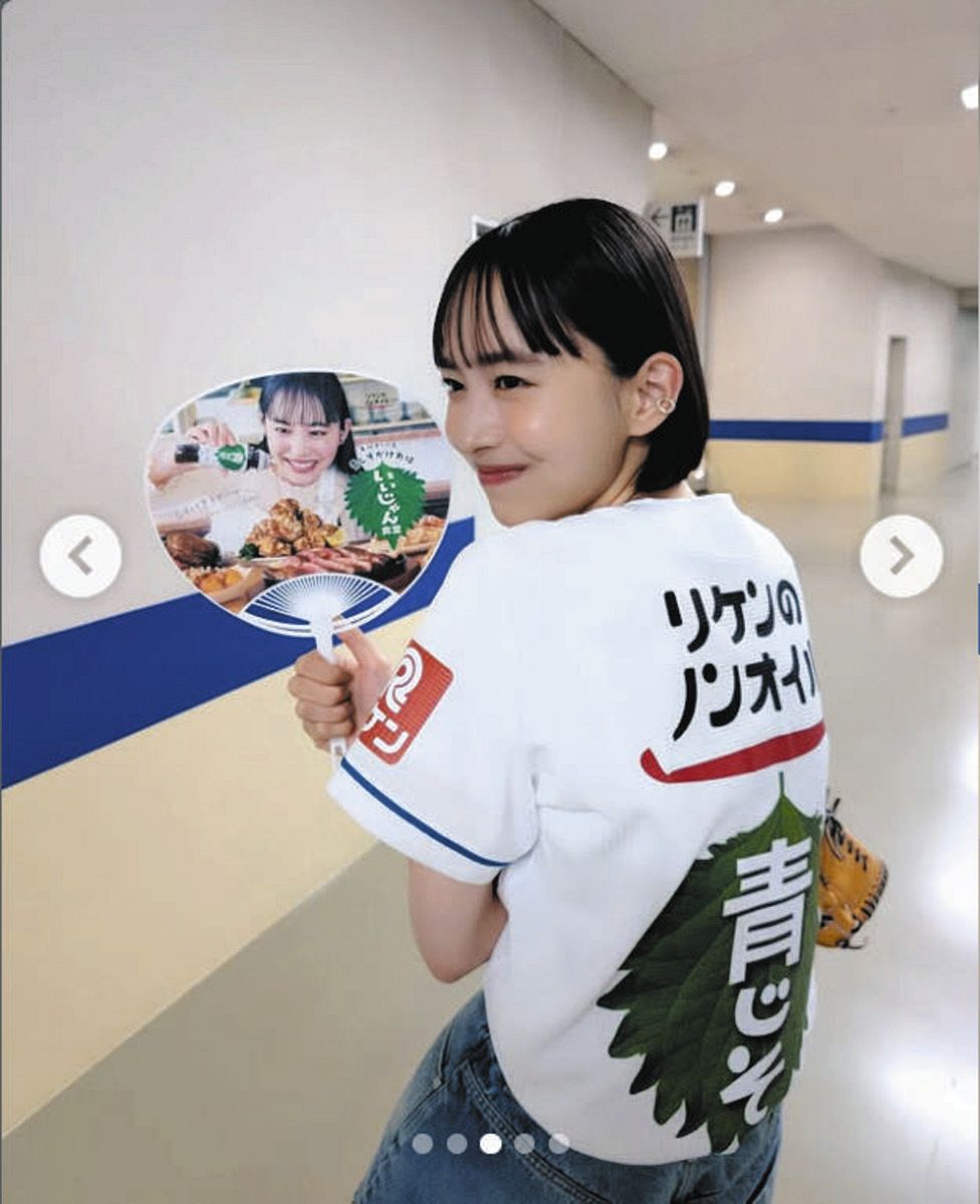 ◇井桁弘恵、斬新なデザインのTシャツ、美脚も披露【写真複数】：中日