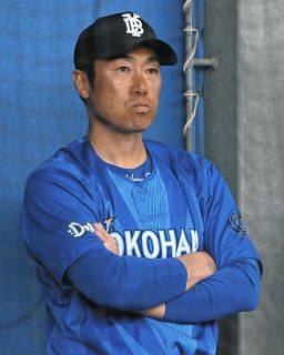 日本ハムの新庄剛志監督が赤いジャージで秋季キャンプ視察「ちょっと