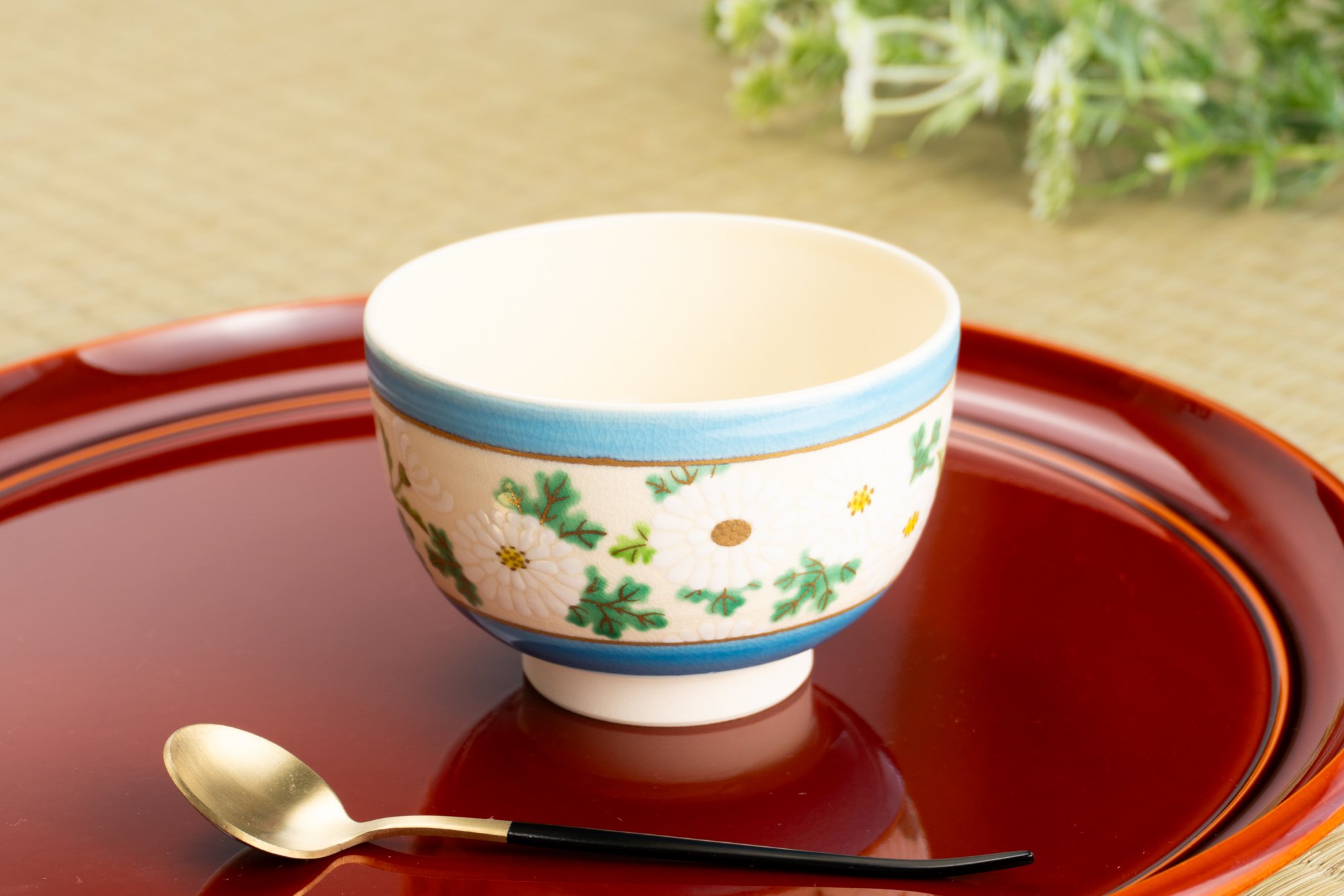 清水焼に咲く、十二か月のうつわ絵巻。三名の女性絵付師による挑戦