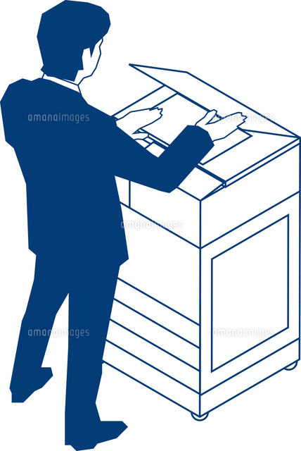 コピーを取るビジネスマン[60009000206]の写真・イラスト素材｜アマナ