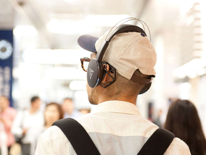 パッドが耳に触れない！だから蒸れずに痛くもならないヘッドホン