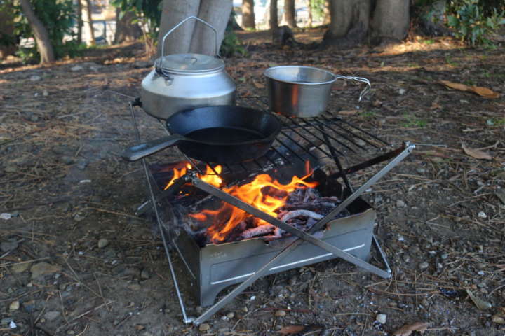 軽くて組み立て簡単な焚き火台！ウルフ＆グリズリー「ファイヤーセーフ