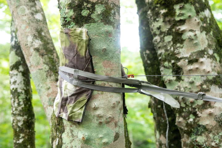 朝まで熟睡できるカモックの軽量「タープ付きハンモック」は設営も超