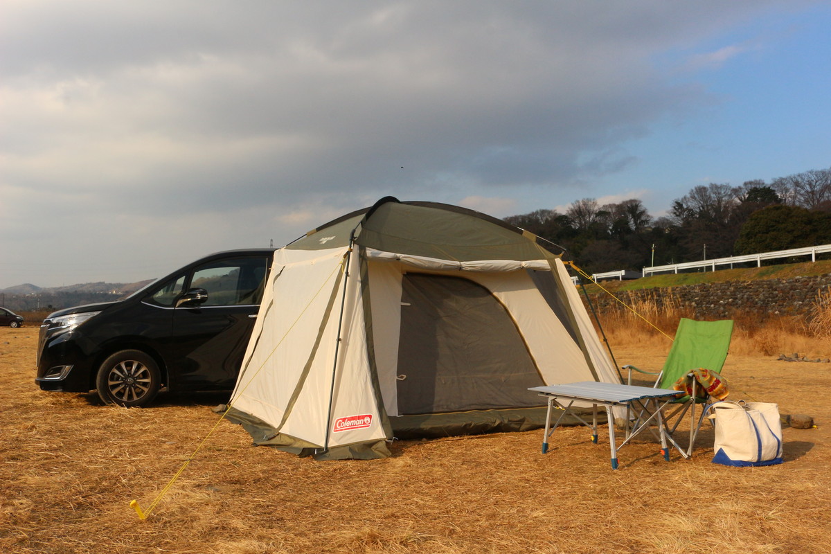 コールマンの新作「カーサイドテント」はインナー付きで広くて快適