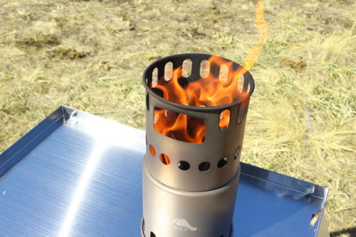 オールチタンで151g！小さな焚き火を楽しむ「ウッドバーニングストーブ