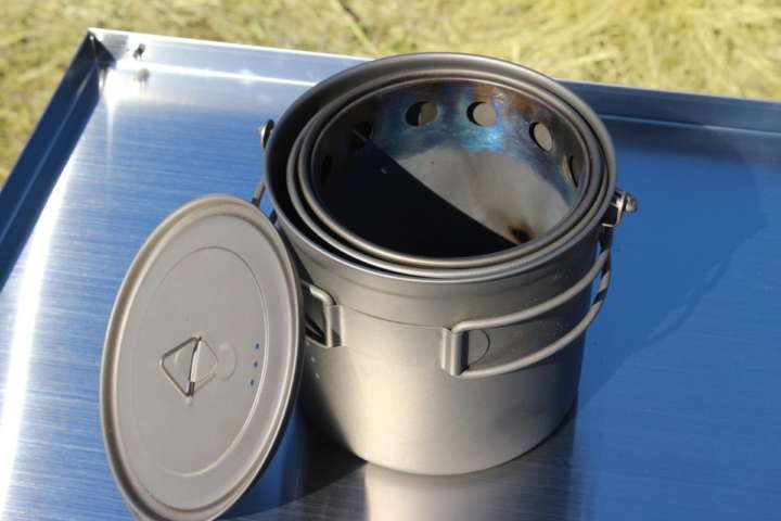 オールチタンで151g！小さな焚き火を楽しむ「ウッドバーニングストーブ