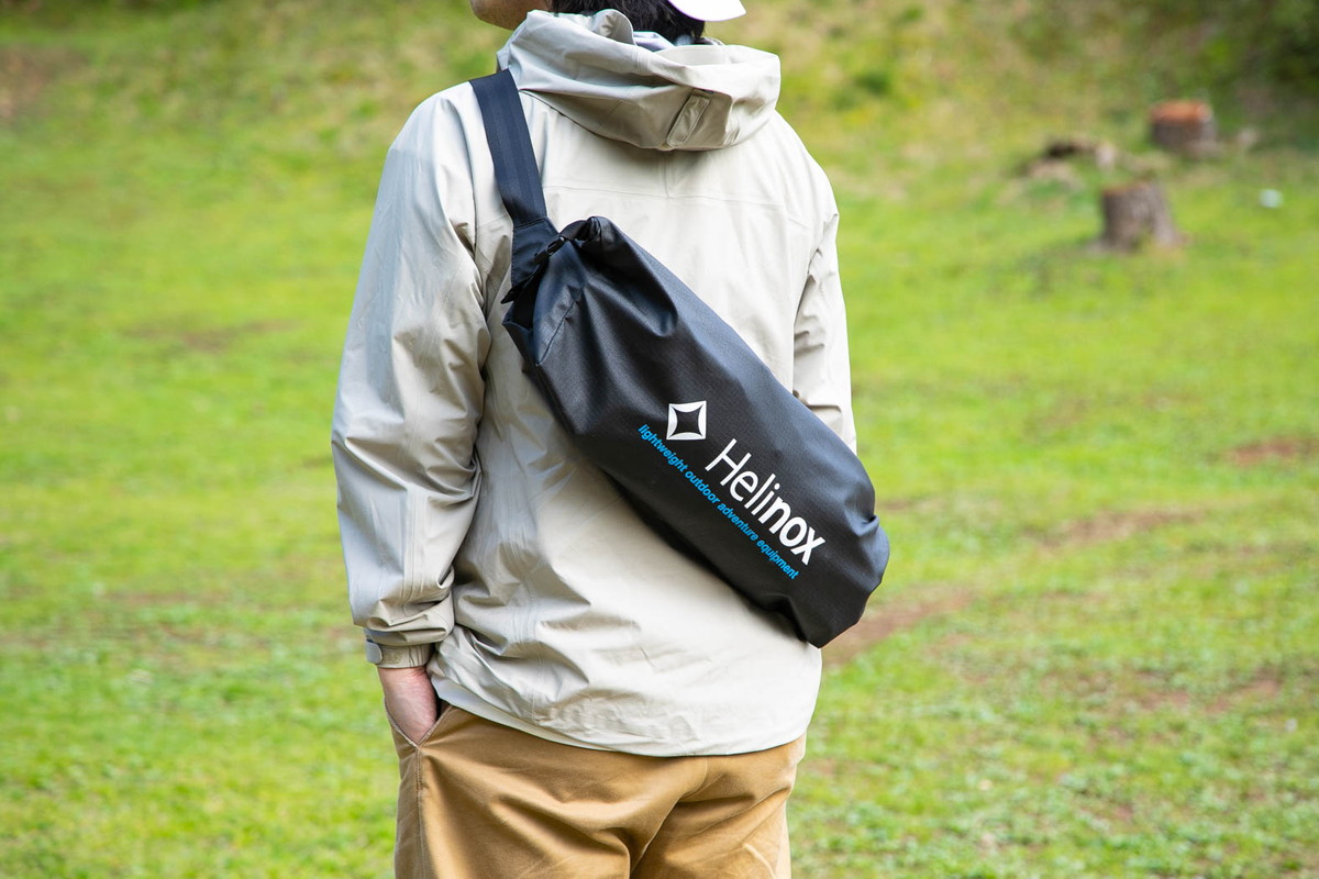 ヘリノックスの新作「フェスティバルチェア」は焚き火も夜空も両対応