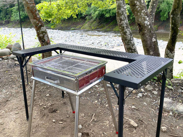 BBQでの皿の置き場所問題はグリルを囲めるコールマンの新作テーブルで