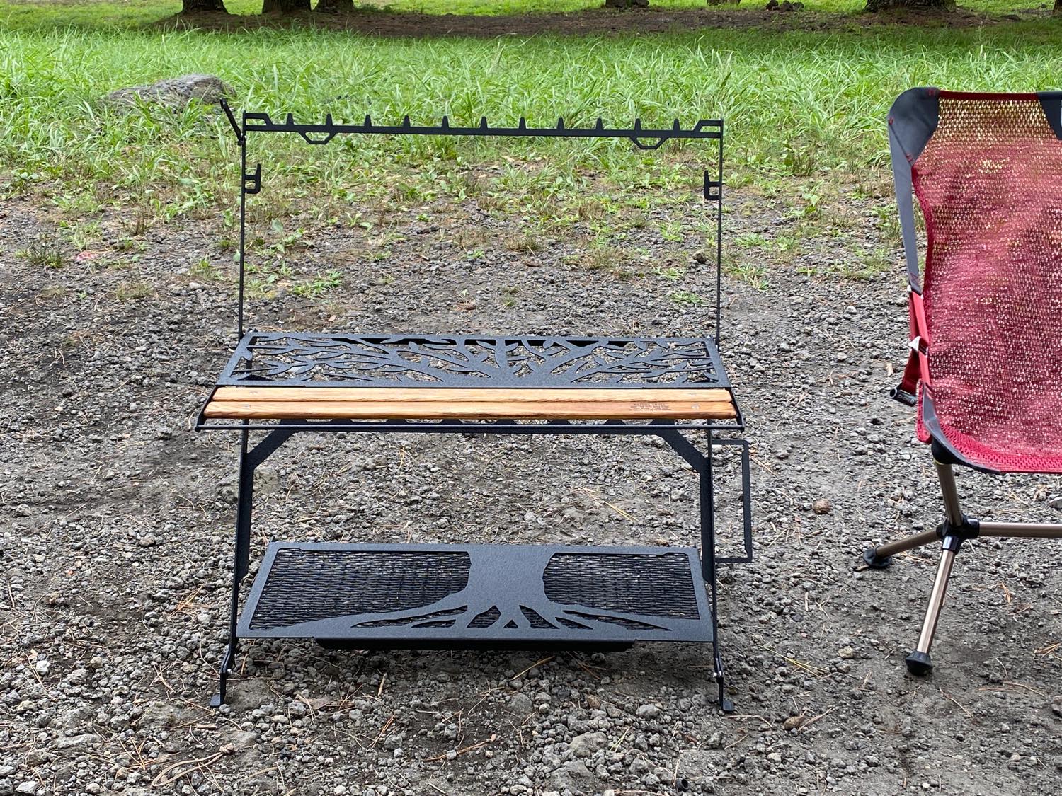 ローチェアに座ったままでも作業がはかどるハンガー付き2段ロー