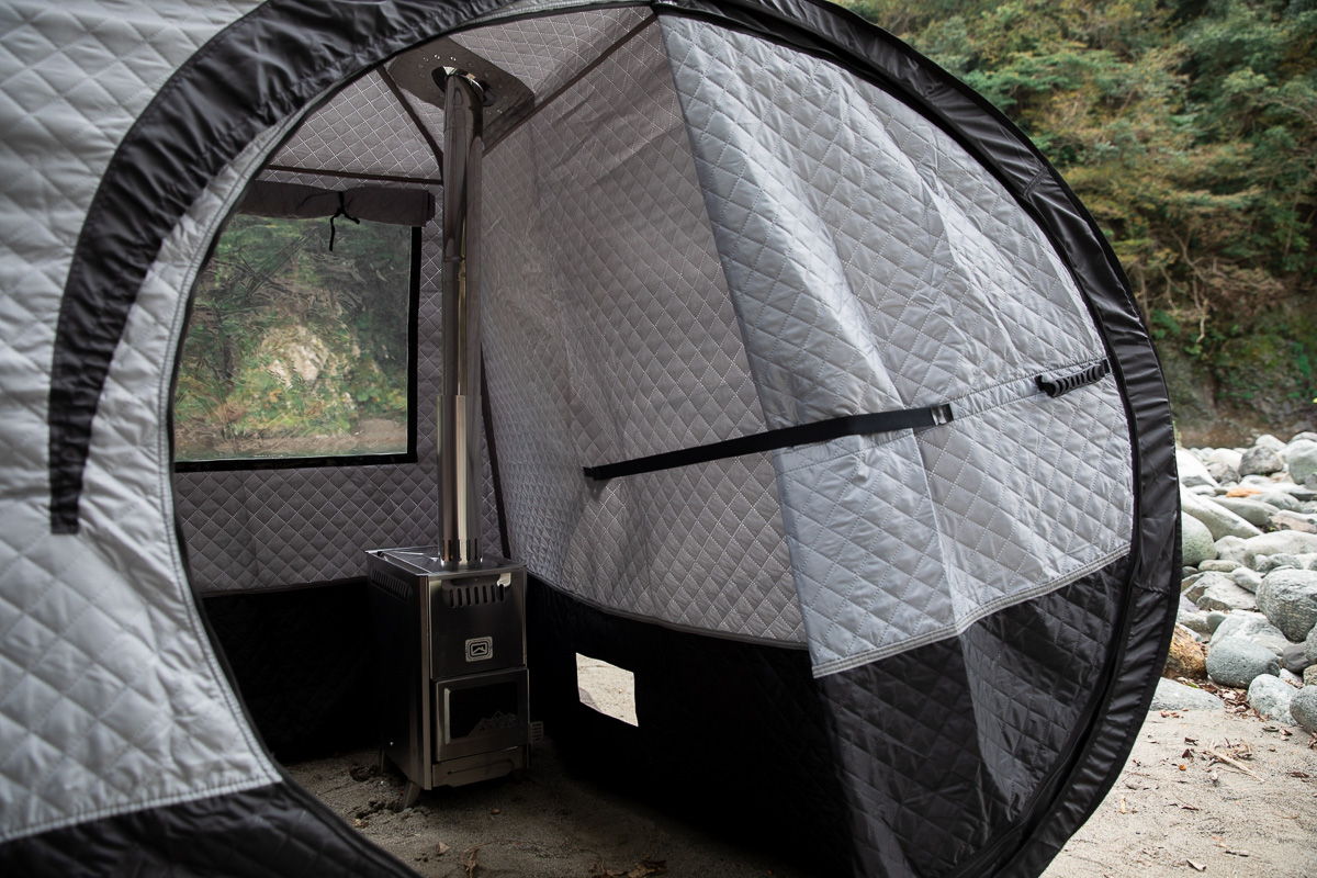 最高120℃まで熱くなるロシアのテントサウナで