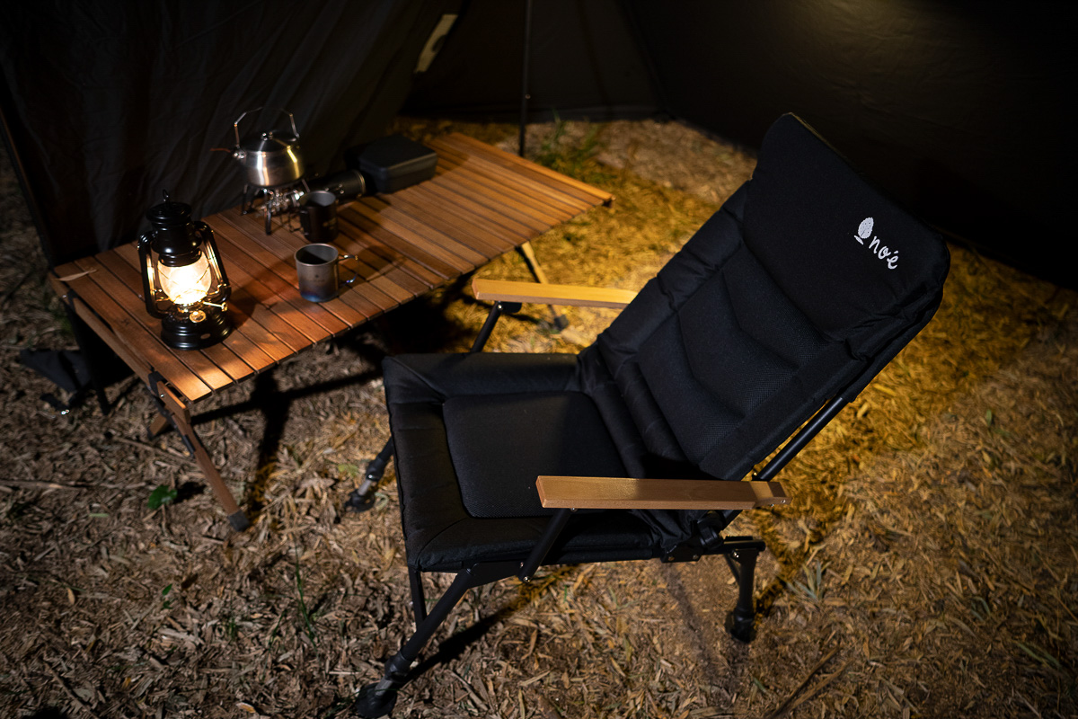 無段階リクライニング&伸縮する脚で、どこでも