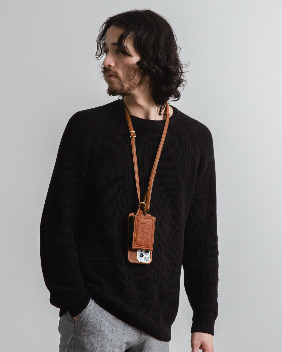 objcts.ioの「スマホショルダー」をオイルヌメ革で作ったらグッと大人