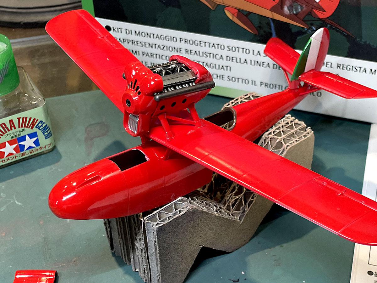 ポルコの愛機「サボイアS.21F」を光沢レッドで塗装【達人のプラモ術