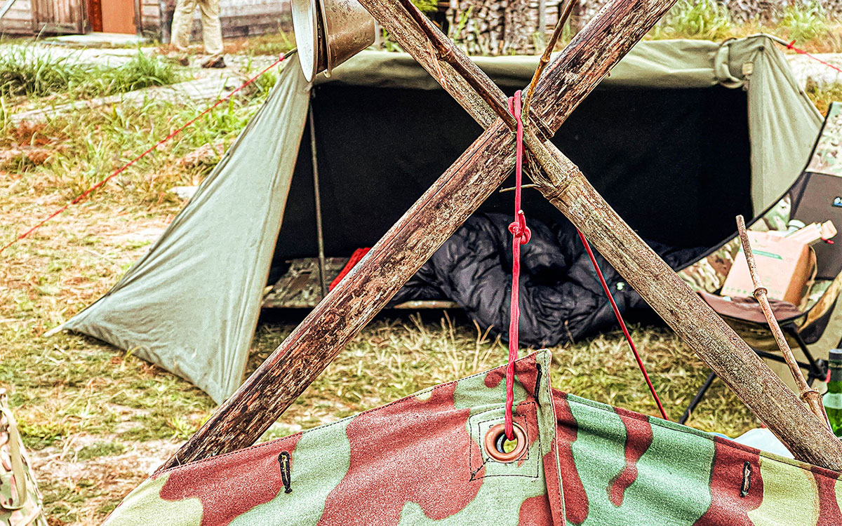 テントやシェルターを建てるとき、現地調達した枝付きの木で作った