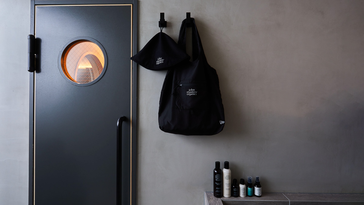 ジョンマスターオーガニック×ニューエラの限定コラボセットにはサウナ