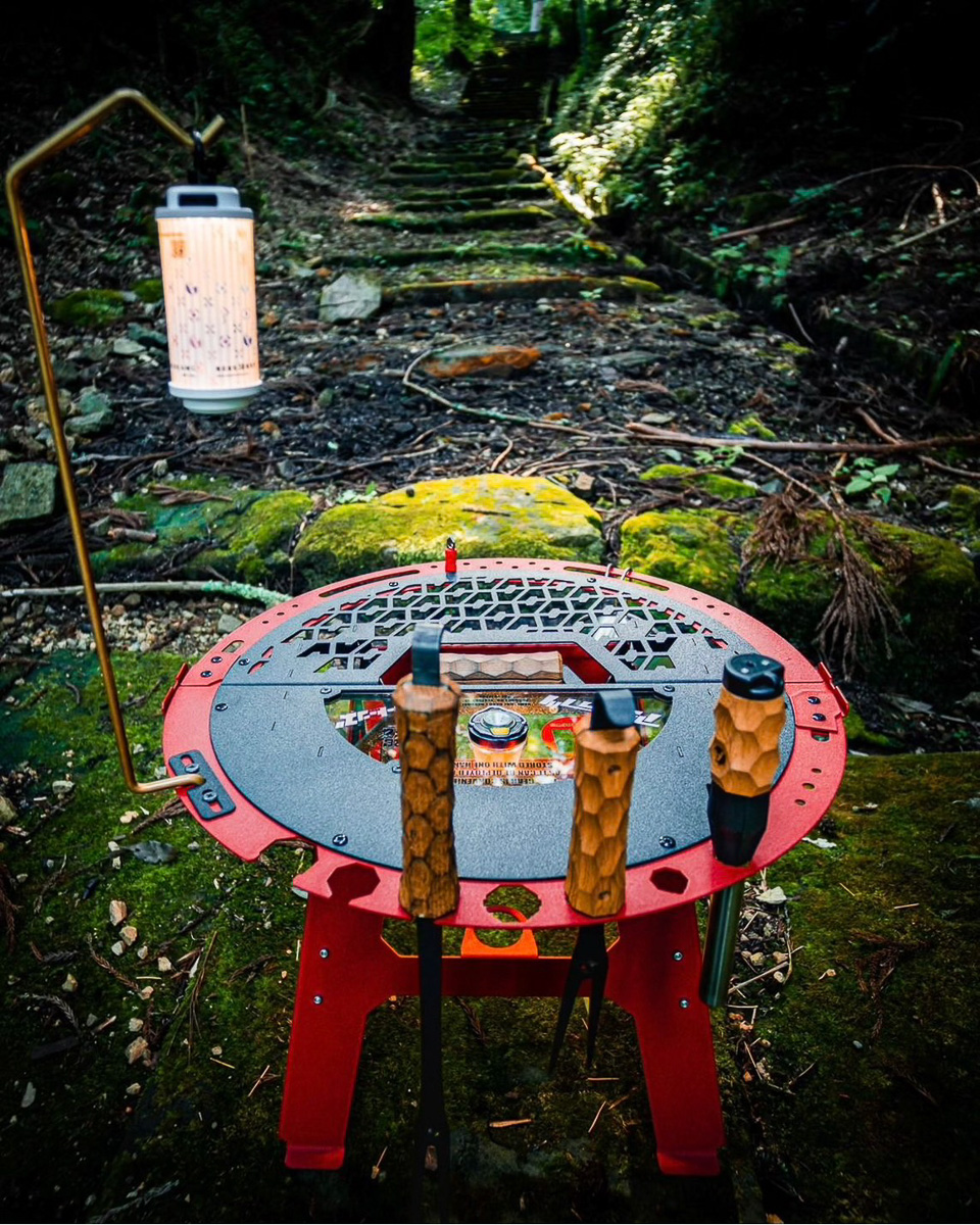 ギアを置いたり引っ掛けたり…キャンプにうってつけな