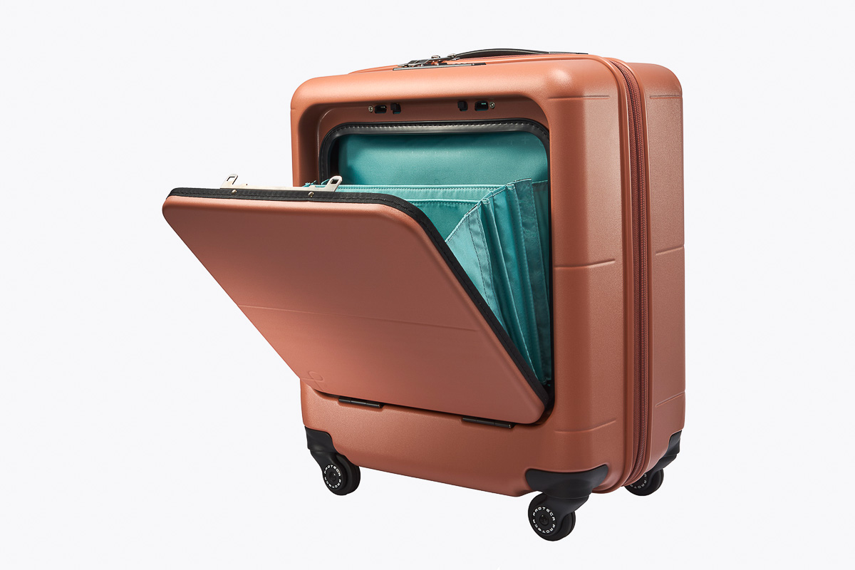 プロテカ「マックスパス4」は機内持込サイズで容量最大級！ボタン