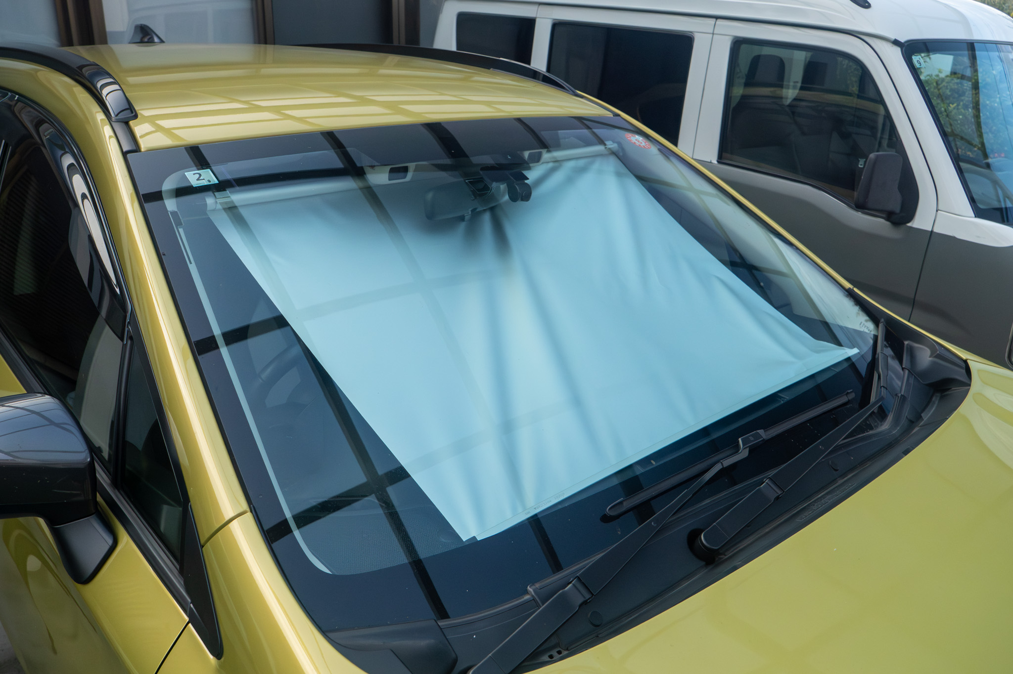 夏のクルマに、出し入れ不要の暑さ対策。ロール式シェードが便利でした