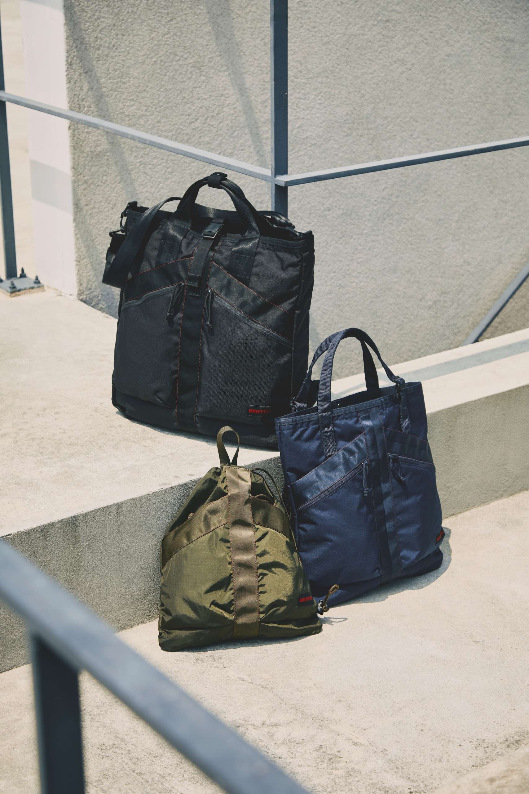 日常にミリタリーを。ブリーフィングのヘルメットバッグで着こなしに