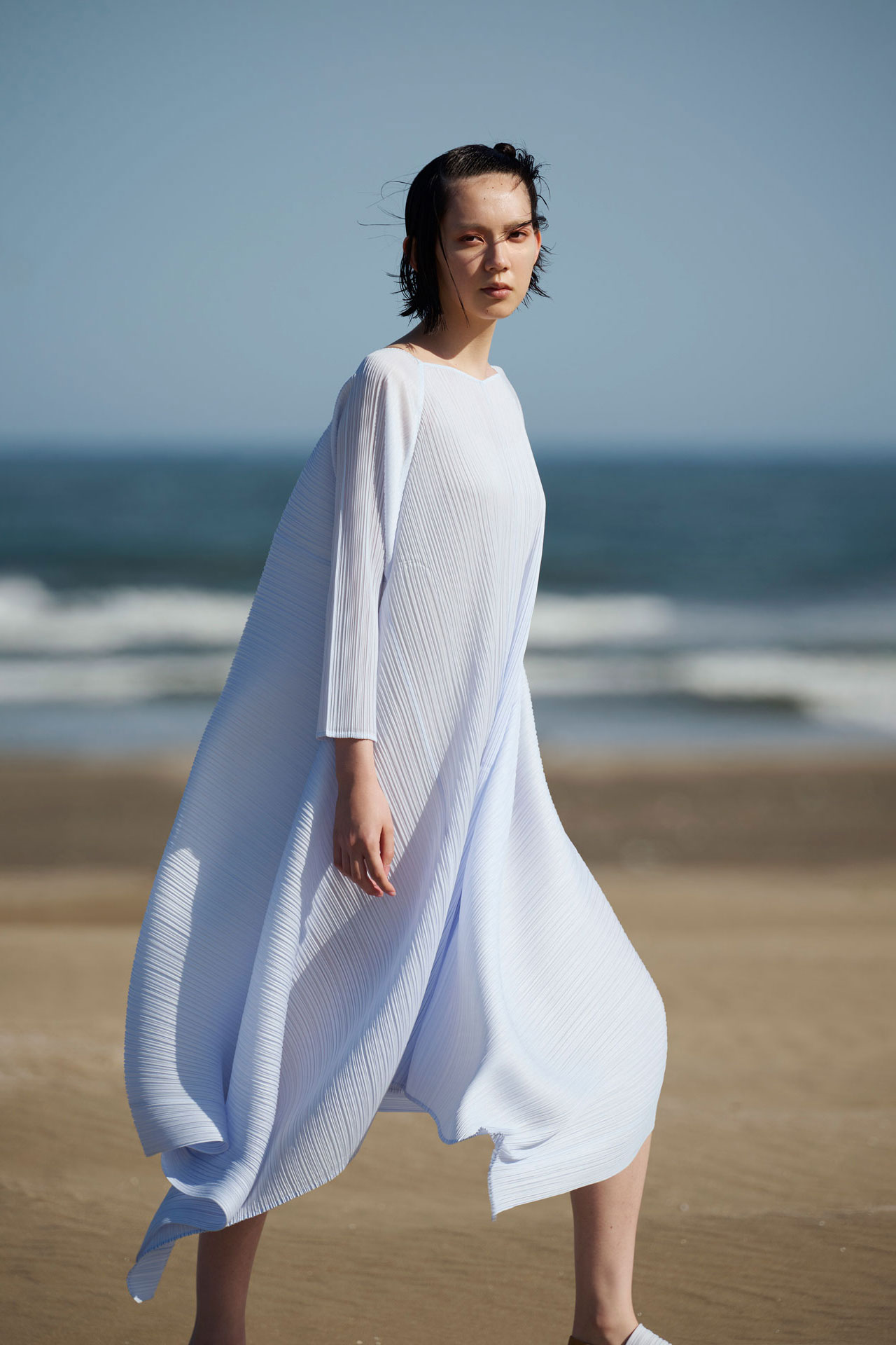 潮の香りと海のエネルギーに包まれて。中島セナがプリーツ プリーズ