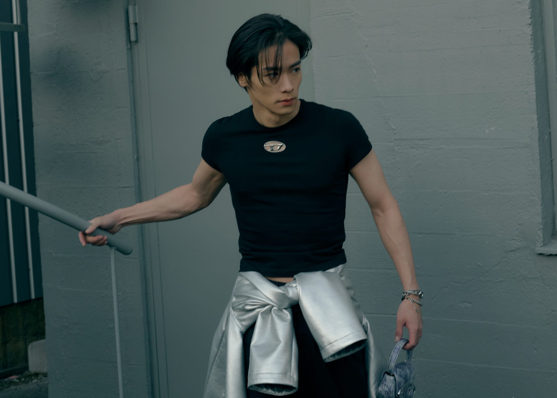 自由なスピリットをすぐそばに。川村壱馬が着る、ディーゼルのホリデー