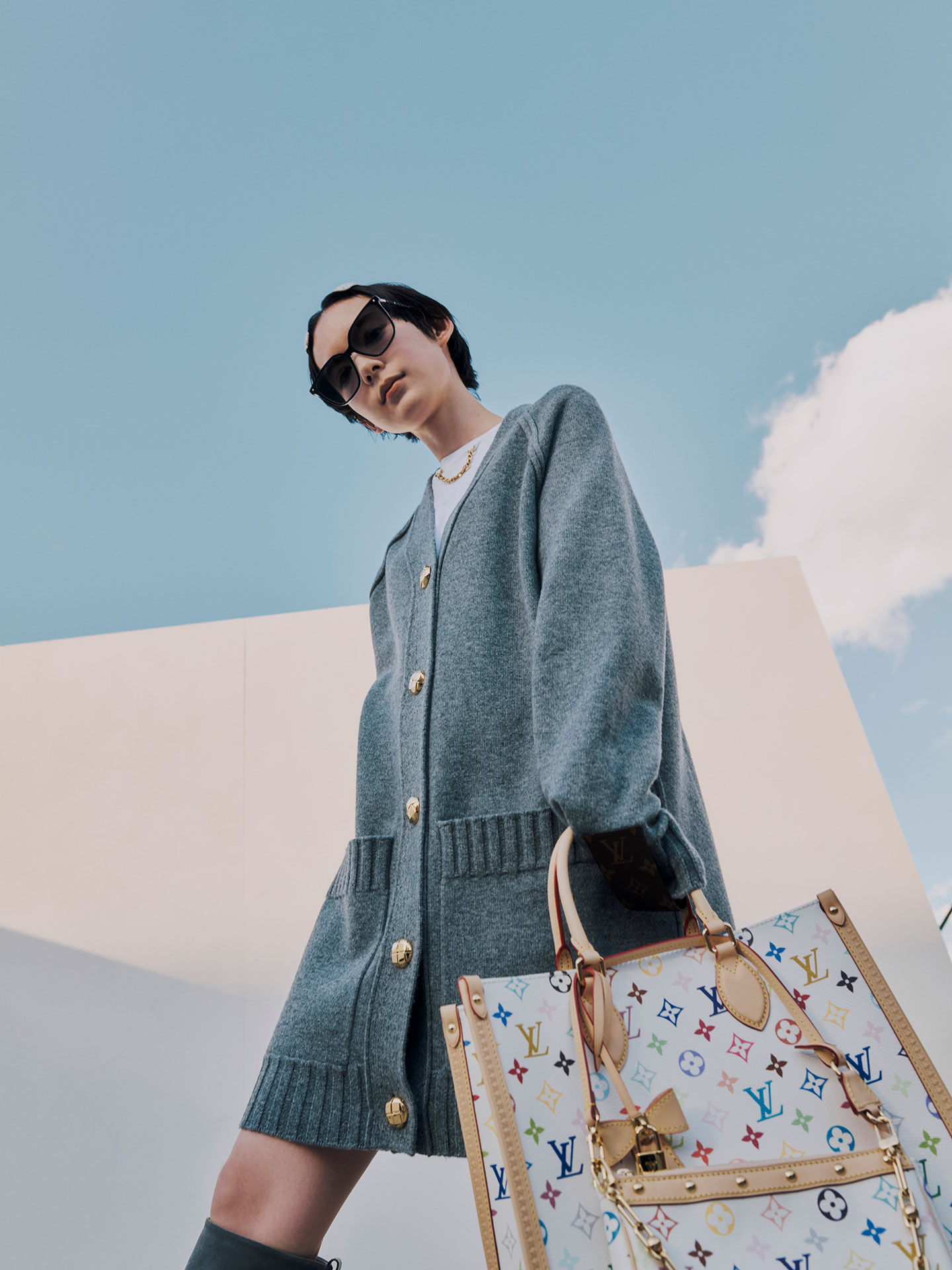 鮮烈な存在感。穂志もえかが魅せる｢ルイ・ヴィトン × 村上隆