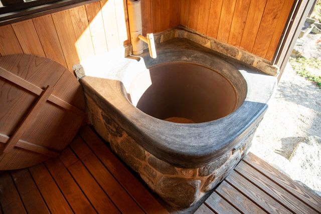 五右衛門風呂とは？魅力や入り方、おすすめの温泉施設も紹介