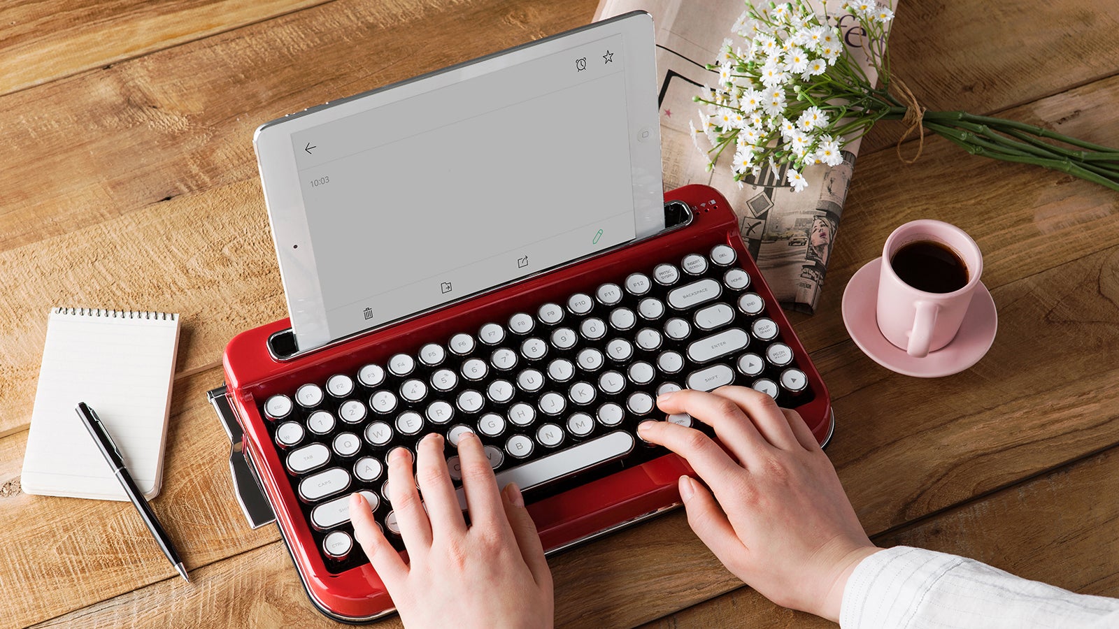 レトロなのにデジタル。タイプライター風ワイヤレスキーボード「PENNA