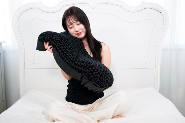 最新作】ぷにょんと密着！声がもれるほどの柔らかさ&ビッグサイズで