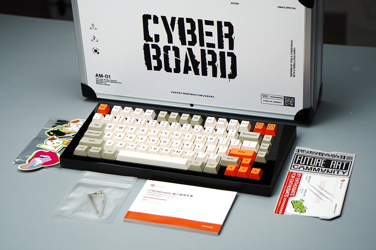 キーボードの頂点へ。枠にハマらない、圧倒的世界観｜CYBERBOARD R2