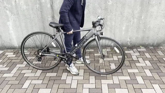 移動を楽しくする相棒。快適に、アクティブに街を走る。電動アシスト