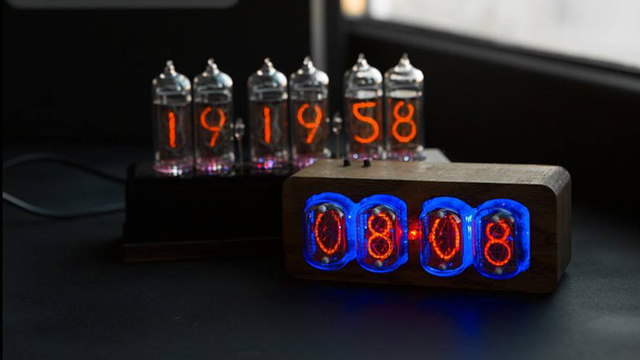 真空放電の暖かい光を放つニキシー管置き時計。大人の豊かさと余裕を