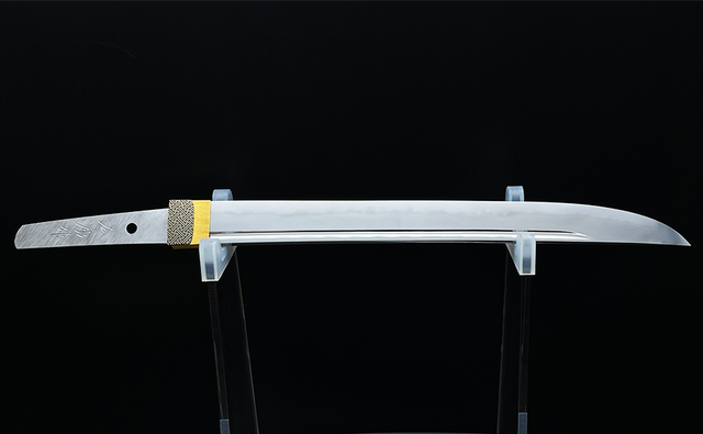 日本刀の匠が玉鋼で生み出すペーパーナイフに柾目(まさめ)肌が際立つ